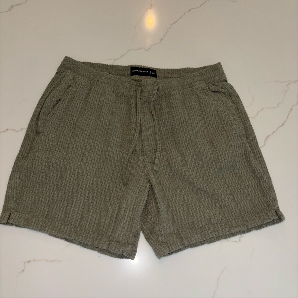 Abercrombie & Fitch Seersucker Pull-On Olive Green Shorts, Large, 6” Inseam